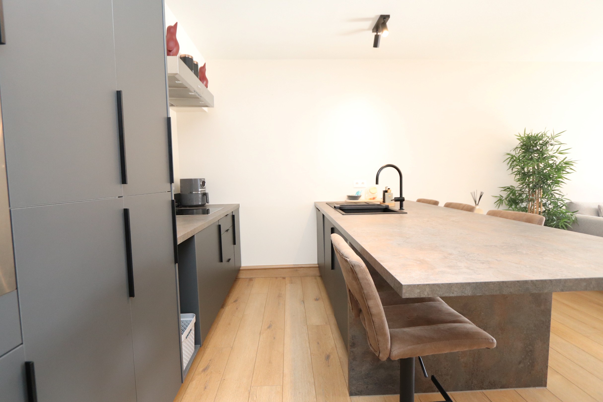 GERENOVEERD 2 SLAAPKAMER APPARTEMENT MET GARAGE - foto 4