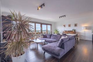 <p>Op de 5de verdieping van een goed onderhouden residentie bevindt zich dit prachtig gerenoveerde en instapklare appartement, gunstig gelegen in Sint-Agatha-Berchem. Het appartement is bereikbaar met de lift of trap.</p><p></p><p>De inkomhal is voorzien van een apart toilet en leidt naar de bijzonder ruime leefruimte. Deze aangename, lichtrijke ruimte baadt dankzij de grote raampartijen in het natuurlijke licht en biedt een mooi open zicht. Het aansluitende zonnige terras vormt een mooie verlenging van de leefruimte en biedt de mogelijkheid om volop van het uitzicht te genieten.</p><p>De open, volledig uitgeruste keuken sluit mooi aan op de leefruimte en beschikt aansluitend over een praktische berging met onder meer de aansluitingen voor een wasmachine en droogkast. Verder omvat het appartement twee slaapkamers en een moderne douchekamer met inloopdouche.</p><p></p><p>De verkoper verkiest een privatieve autostaanplaats in de ondergrondse garage mee te verkopen voor de meerprijs van € 19.000.</p><p></p><p>Als extra troef beschikt de residentie over een aangename gemeenschappelijke tuin, waar bewoners kunnen genieten van een groene buitenruimte.</p><p></p><p>De ligging is bijzonder praktisch: op korte afstand van het centrum van Sint-Agatha-Berchem, winkels, openbaar vervoer (bus, tram, ...) en scholen. Een lichtrijk, comfortabel en instapklaar appartement met zonnig terras, gemeenschappelijke tuin en autostaanplaats op een gunstige locatie!</p><p></p><p>Interesse? Plan vandaag nog uw bezoek via de website van Living Stone.</p>