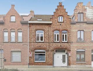 Huis te koop in Ieper centrum met 3 slaapkamers, koer en vaste trap naar de zolder. Mogelijkheid tot minimum 2 extra kamers...