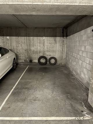 Autostandplaats gelegen aan de Veemarkt.  Vrij op 15/12/2025.  Voor info of bezoek, bel 056.21.58.00 of www.immo-lvb.be...