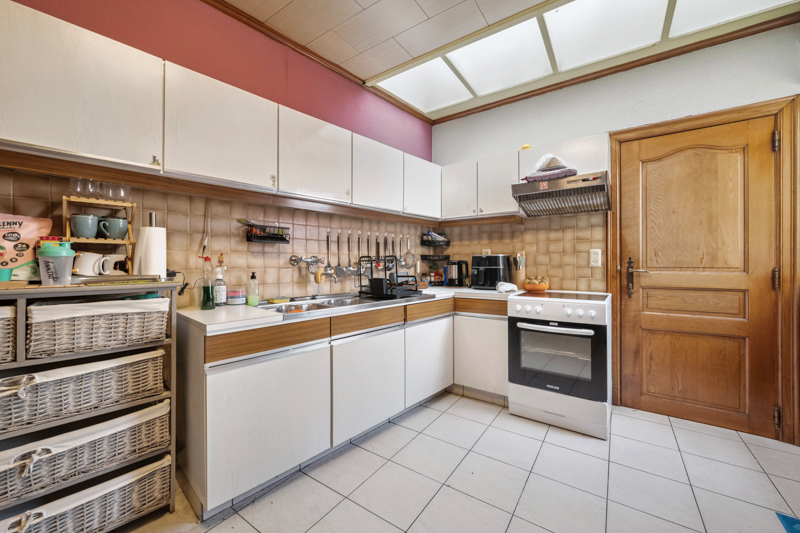 Hooglede- Opbrengsteigendom van 3 verhuurde sterk gebouwde woningen met 3 slaapkamers in het centrum van Hooglede gelgen. Deels al vernieuwd. Potentieel met tuinen en parking. - foto 4