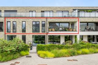 Cet appartement est idéalement situé dans le parc technologique de Zwijnaarde, à proximité de l'hôpital universitaire (UZ), avec le tram au pas de la porte, dans un environnement calme tout en étant proche de toutes commodités.<br /><br />Répartition des pièces :<br />hall d'entrée avec un grand placard intégré, toilettes, spacieux espace de vie comprenant cuisine, salle à manger et salon, buanderie attenante à la cuisine, terrasse orientée plein sud de 13 m², salle de bain avec double lavabo et grande douche à l’italienne, et 2 belles chambres dont une très grande offrant la possibilité d’y aménager un dressing.<br /><br />L’appartement bénéficie d’une finition de haute qualité et d’une cuisine entièrement équipée.<br /><br />La porte d’entrée de l’immeuble est totalement automatisée, ce qui facilite l’accès, notamment pour les personnes à mobilité réduite.<br /><br />Les cyclistes peuvent soit prendre leur vélo avec eux dans le garage souterrain, soit le stationner en toute sécurité dans le grand local à vélos au rez-de-chaussée.<br /><br />Une place de parking souterraine avec un grand débarras attenant peut être louée pour 95 € par mois.<br /><br />Les charges communes s’élèvent à 105 € par mois.<br /><br />L’accès au centre de Gand est excellent (à distance de vélo), ainsi que l’accès aux axes routiers R4 vers l’E17/E40. La gare de Gand-Saint-Pierre est également accessible à vélo.<br /><br />Intéressé ? Contactez Pieterjan à pw@entree.be ou au 0472 80 20 65.