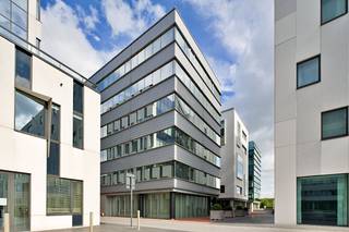 Kantoorruimte te huur met een oppervlakte vanaf ca. 453m² tot ca. 1.359m² op topligging in Roeselare.Gelegen op het Westwing park in Roeselare.Toplocatie nabij de autostrade E403 afrit Roeselare-Rumbeke. het kantoor heeft visibiliteit vanaf de autostrade.Centraal gelegen in West-Vlaanderen. Ook de nabije aanwezigheid van de hoofdcampus van AZ Delta Roeselare-Menen-Torhout bevestigt de centrale ligging.Het park speelt in op de huidige transformaties in de kantorenmarkt, zo wordt er ingezet op:&gt; centrale buitenruimte die als ontmoetingsplaats of recreatieruimte benut kan worden&gt; de aanwezigheid van voldoende private parking&gt; de aanwezigheid van een publieke parkeertoren&gt; een bushalte op de site&gt; horeca op de site&gt; gemeenschappelijke binnenruimtes om te eten of te ontspannen &gt; gemeenschappelijke vergaderzalen en lounge&gt; gemeenschappelijk afvalbeheer via afvalcontainersSpecificaties kantoorgebouw:- kantoor vanaf ca. 453 m² netto, ca. 515m² bruto inclusief gangen en sanitair op het eerste, tweede en/of derde verdiep- bouwjaar: +/- 2000- gesplitst sanitair aanwezig per niveau- systeemplafond met verlichting- computervloerIn samenspraak met de eigenaar kan het kantoor volledig open gemaakt worden en voorzien worden van nieuwe vloerbekleding, nieuwe plafondtegels, ...Bent u op zoek naar bedrijfsvastgoed bestaande uit een kantoor te huur in Roeselare? Aarzel dan niet om ons te contacteren op het nummer 051 21 22 23.