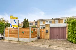 Instapklare gesloten bebouwing in een zeer rustige en groene woonwijk te Schepdaal in dichte nabijheid van winkels, scholen en openbaar vervoer...