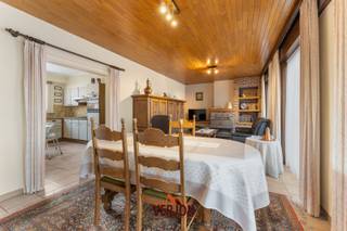 In Ardooie bevindt zich deze verzorgde woning die comfort en functionaliteit perfect combineert.<br />De woning beschikt over een aangename woonruimte met aansluitende keuken, ideaal voor gezellige familiemomenten.<br /><br />Op de verdieping bevinden zich drie volwaardige slaapkamers van 12 m², 14 m² en 11 m².<br />De badkamer is uitgerust met een ligbad en toilet.<br />Een grote meerwaarde is de ruime inpandige garage met zolder, die tal van mogelijkheden biedt op vlak van stockage of hobbyruimte.<br />Buiten zijn er bovendien nog een extra toilet en drie praktische bergruimtes.<br />Als extra troef beschikt de woning over een mooi, volledig afgesloten tuintje, ideaal voor gezinnen met kinderen, huisdieren of wie graag in alle rust buiten vertoeft.<br />Deze woning is perfect voor wie op zoek is naar een functionele gezinswoning met veel bergruimte en een aangename buitenruimte in Ardooie.<br /><br />PLUSPUNTEN:<br />- Ruime garage met zolder,<br />- 3 ruime slaapkamers,<br />- goed gelegen in centrum Ardooie<br /><br />Bruikbare vloeroppervlakte volgens EPC: 130 m2<br />EPC: 491 kWh/m2 (UC: 002839658)<br /><br />‘Dit pand kan onderhevig zijn aan de renovatieverplichting die door de Vlaamse overheid wordt opgelegd voor residentiële gebouwen. Consulteer voor meer informatie de website van het Vlaams Energie- en Klimaatagentschap via https://www.energiesparen.be/nr/renovatieverplichting.’