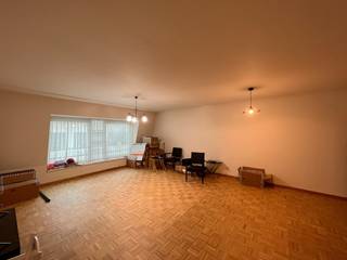 Instapklaar appartement op de 5de verdieping en twee ruime slaapkamers.Inkomhal met vestiairekast, grote mooie leefruimte op parket, met aansluitend...
