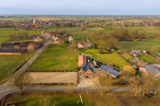 In een bijzonder rustige en groene omgeving bevindt zich deze gerenoveerde woning met uitgebreide paardeninfrastructuur, gelegen op een...