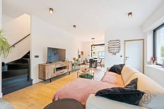 Instapklare woning met 3 slaapkamers, garage, zonnige tuin en een gezellig dakterras. <br /><br />Deze volledig gerenoveerde woning combineert ruimte, comfort en energiezuinig wonen. Met een lichtrijke leefruimte, open keuken, inpandige garage, zuidgerichte tuin en dakterras is dit de ideale gezinswoning.<br /><br />Indeling: inkomhal met gastentoilet, ruime woonkamer met open ingerichte keuken, berging met keldertoegang en inpandige garage. Op de eerste verdieping bevinden zich 2 slaapkamers en een royale badkamer met bad, douche, dubbele lavabo en toilet. De zolderverdieping werd volledig ingericht als derde slaapkamer met aansluitend een extra ruimte die kan dienen als dressing, bureau of vierde slaapkamer.<br /><br />Troeven: volledig gerenoveerd in 2020, zuidgerichte tuin en dakterras, 3 à 4 slaapkamers, inpandige garage + parkeerplaats voor de woning, nieuwe HR-gasketel, energiezuinig door PVC-ramen met HR-glas, aanwezigheid van zonnepanelen en een hoogrendementsketel. <br /><br />Een instapklare woning waar ruimte, comfort en energiezuinigheid hand in hand gaan. <br /><br />Interesse? feline@immobeguin.be