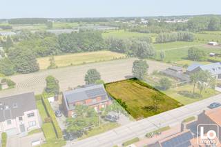 Prachtig gelegen halfopen nieuwbouwwoning gelegen in de Hoekskensstraat, deze woningen combineren een uitstekende ligging met een groene en rustige woonomgeving.<br />Dankzij de nabijheid van het centrum geniet je van alle voorzieningen binnen handbereik, terwijl je thuis heerlijk tot rust komt met een prachtig verzicht! <br />De energiezuinige woningen zijn uitgerust met de nieuwste technieken en bieden alle comfort voor een aangename en toekomstgerichte woonervaring.<br /><br />Bij elke woning krijgt de koper de kans om volledig inspraak te hebben in de inrichting en afwerking van de woning. In samenspraak kies je zelf de materialen en afwerking volgens uw eigen smaak.  Op die manier maak je van deze woning een echte thuis!<br /><br />Op de gelijkvloers: Inkomhal met gastentoilet, ruime leefruimte met open keuken en een ruime garage<br />Verdieping: Nachthal met apart toilet, 3 slaapkamers (16,62m² - 13,36m² - 12,96m²), badkamer uitgerust met ligbad, inloopdouche en dubbele lavabomeubel<br />Zolder: Toegankelijk via het zolderluik<br /><br />Extra troeven van deze woning:<br />Prachtig vergezicht vanuit de woning!<br />Energiezuinig wonen;<br />Lucht/water warmtepomp, zonnepanelen en vloerverwarming op het gelijkvloers;<br />Ruime slaapkamers;<br />Regenwaterput 7.500l aangesloten op toiletten/wasmachine/buitenkraan;<br /><br />Meer informatie? Contacteer ons vrijblijvend via info@loimmo.be !