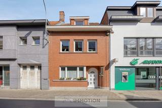 Deze charmante woning werd gerenoveerd in 2012 en biedt alles wat u nodig heeft voor een aangenaam gezinsleven.Vanuit de hal wordt u verwelkomd in...