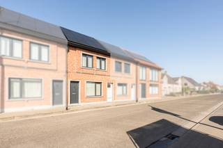 Te koop: Recent gerenoveerde woning in Sint-Niklaas, op korte afstand van het centrum van Nieuwkerken.Deze woning werd recent volledig gerenoveerd en...