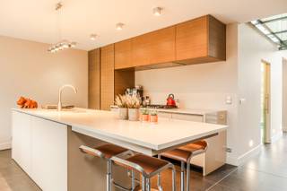 Welkom in de Vossenstraat 70 te Kruibeke. Omgeven door weilanden en vlakbij invalswegen vinden we deze mooie en goed onderhouden woning.We parkeren...