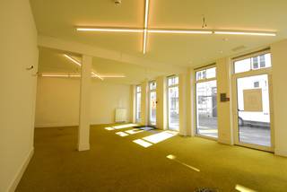 Handelsruimte van ca. 100 m² gelegen in het centrum van Turnhout in onmiddellijke nabijheid van de Grote Markt. <br /><br />Het handelspand maakt deel uit van een kleinschalig project met 4 bovenliggende appartementen. <br />De handelsruimte is netjes ingericht en verdeeld vooraan het pand in een open ruimte, achtergelegen een ruimte met kitchenette, toilet en kelder. Tevens ruime bergruimte met cv-ketel en ventilatiesysteem.<br /><br />Bijzonderheden:<br />* EIGENAAR VOORZIET EEN MOOIE OPSTARTPERIODE WAARBIJ DE EERSTE 6 MAANDEN GEEN HUUPRIJS MOET BETAALD WORDEN<br />* Diverse mogelijkheden (winkel, kantoor,..). <br />* Opslag in de kelderruimte.<br />* achteringang<br />* vooraan het pand zijn 2 inkomdeuren aanwezig