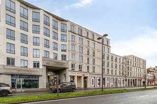 <p><span>APPARTEMENT MET 2 SLKS + TERRAS IN HARTJE ANTWERPEN</span></p><p><span> </span></p><p><span>In de residentiële wijk Zurenborg in het zuidoosten van de stad Antwerpen treffen wij residentie Plantin Moretus aan. De buurt staat gekend om de statige huizen, de gezellige pleinen en haar prachtige architectuur. Tevens bevinden wij ons nabij het Stadspark, het centraal station, het bruisende stadscentrum met diverse horecagelegenheden, lokale handelaars, de Antwerpse Zoo, De Groenplaats, De Meir, ... Kortom een stadswoning op een ware A-locatie met alle voorzieningen binnen handbereik!</span></p><p><span> </span></p><p><span>Toegekomen aan de residentie nemen wij de lift naar de vierde verdieping. Hier ontdekken wij een comfortabel &amp; lichtrijk appartement. Het appartement beschikt over een inkomhal, een berging/wasplaats, een keuken met toegang tot het terras, een woonkamer met toegang tot het balkon, een badkamer, een afzonderlijk gastentoilet en twee slaapkamers.  </span></p><p><span> </span></p><p><span>Troeven:</span></p><p><span>- A-locatie</span></p><p><span>- Gloednieuw appartement</span></p><p><span>- Aanwezigheid van een terras</span></p><p><span>- Parkeergelegenheid voor wagen en fiets<br />*Mogelijkheid tot het huren van een parkeerplaats, 125,00 euro/maand + berging 25,00 euro/maand<br /><br /></span></p><p><span>Interesse om de eerste bewoner te worden van dit knap tweeslaapkamerappartement op een absolute A-locatie? Vraag snel een bezoek aan via volgende link: <span>https://yourent.pillar.estate/plantin-moretus</span></span></p><p><span><br />Bijkomende vragen? Neem contact op met Pillar Estate via <span>info@pillar.estate</span></span><span> of contacteer ons op het nummer 033 695 695.</span></p><p><span>*Deze gegevens zijn louter ter informatieve titel. De vermelde oppervlaktes zijn slechts een indicatie. Pillar kan niet verantwoordelijk gesteld worden voor de juistheid van de aan haar verstrekte gegevens. </span></p><p><span> </span></p>