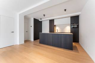 Bijzonder goed gelegen villa-appartement met hoogwaardige afwerking, vlakbij de Leopoldskazerne in Gent. Dit schitterend appartement van 166m² speelt met zijn ruimtes en geeft een waar townhouse gevoel. Het appartement omvat inkom met toilet, leefruimte in parket met salon en eetplaats, open, volledig ingerichte keuken, voorzien van alle toestellen en eiland, ruim zonneterras en stadstuin, wasplaats/berging, 3 slaapkamers en 2 luxe-badkamers (1 met ligbad, inloopdouche en lavabomeubel en 1 met douche en lavabomeubel.<br />Bij het appartement behoort een kelderruimte met rechtstreekse toegang.<br />De hoge raampartij in de achtergevel laat royaal het licht binnen en geeft uit op een zonnige buitenruimte in een oase van rust.<br />Laag energieverbruik (EPC-score 135) door de combinatie van nieuw raamwerk met hoogrendementsglas en nieuwe condensatieketel op aardgas.<br />Goede verbindingen naar openbaar vervoer, stadscentrum, winkels en ontspanning, verbindingswegen,... <br />Vrij: 01/02/2025<br />Huurprijs: € 185,00 + € 75,00 gemeenschappelijke kosten.<br />Bel voor een bezoek Ulrik Willems: 0495/93.38.35.