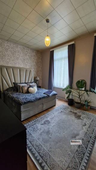 <p><span>Zeer gunstig gelegen triplex-appartement met vier slaapkamers.</span></p><p><span> </span></p><p><span>Het appartement is gelegen op de eerste, tweede en derde verdieping en heeft op de tussenverdieping een ruime badkamer.</span></p><p><span>Op de eerste verdieping is er een leefruimte met open keuken.</span></p><p><span>Op de tweede en derde verdieping zijn er telkens twee slaapkamers.</span></p><p><span>Overal dubbel beglazing. Centrale verwarming op gas.</span></p><p><span>Beschikbaar van 1 september.</span></p>