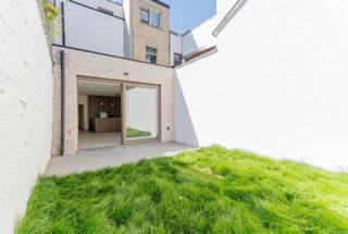 <p><strong>Volledig gerenoveerde woning met EPC A, 4 slaapkamers, garage en stadstuin!</strong></p><p>Op zoek naar een ruime, volledig gerenoveerde en energiezuinige woning op een interessante locatie in Antwerpen? Dijlstraat 46 combineert hedendaags wooncomfort, kwalitatieve afwerking en verrassend veel ruimte met een ligging in een buurt die volop in ontwikkeling is.</p><p>De woning werd volledig gerenoveerd en beschikt over een EPC-label A, zonnepanelen en aluminium ramen. Binnen werd gekozen voor een stijlvolle combinatie van mooie houten vloeren en grote, moderne vloertegels, die de verschillende ruimtes elk hun eigen karakter geven.</p><p>Met maar liefst 4 slaapkamers biedt de woning volop mogelijkheden voor een gezin, een thuiskantoor, hobbyruimte of logeerkamer. Daarnaast is er een aparte wasberging, waardoor wasmachine, droogkast en extra bergruimte netjes uit het zicht kunnen worden gehouden.</p><p>Ook buiten heeft deze woning sterke troeven. De tuin biedt een fijne plek om te ontspannen, terwijl de eigen garage in deze stedelijke omgeving een bijzonder praktische meerwaarde vormt.</p><p>De ligging nabij de Lange Lobroeksite is eveneens een belangrijke troef. Deze omgeving is volop in ontwikkeling en ligt vlak bij Park Spoor Noord en op korte afstand van het Eilandje. Zo woon je dicht bij groen, horeca, winkels en het bruisende stadsleven, met tegelijk het comfort van een volwaardige gezinswoning.</p><p>Troeven<br />- Volledig gerenoveerd <br />- EPC A<br />- 4 slaapkamers<br />- Nieuwe voorgevel<br />- Eigen garage<br />- Stadstuin<br />- Aparte wasberging<br />- Zonnepanelen<br />- Aluminium ramen<br />- Stijlvolle combinatie van houten vloeren en grote tegels<br />- Energiezuinig en toekomstgericht<br />- Nabij de Lange Lobroeksite<br />- Vlak bij Park Spoor Noord<br />- Op korte afstand van het Eilandje<br />- Gelegen in een buurt met veel toekomstpotentieel</p><p>Dijlstraat 46 is een instapklare, energiezuinige stadswoning waar ruimte, comfort en een sterke ligging mooi samenkomen.</p><p>Interesse? Neem contact op voor meer informatie of een bezichtiging:  <strong>info@markasa.be</strong> of <strong>03/827.72.92</strong></p>