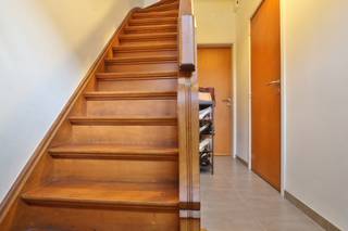 Deze verzorgde halfopen bebouwing is gelegen langs een vlot bereikbare verbindingsweg in Vrasene en biedt een praktische indeling met aangename buitenruimte en parkeermogelijkheid naast de woning.<br /><br />Op het gelijkvloers betreedt u de woning via de inkomhal. De lichtrijke leefruimte met open keuken (voorzien van keramisch kookvuur met dampkap, combi-oven en koelkast) creëert een open en functioneel woongeheel. Verder bevinden zich hier de praktische kelderberging, wasplaats en een apart gastentoilet.<br /><br />Via het terras heeft u toegang tot de zijdeur richting carport. Achteraan het terras bevindt zich bovendien een praktische bergruimte/stal, ideaal voor fietsen of stockage.<br /><br />Op de eerste verdieping vindt u één volwaardige slaapkamer, een aparte berging en een badkamer uitgerust met douche, enkel lavabomeubel en toilet.<br /><br />De tweede verdieping omvat een tweede slaapkamer en bijkomende bergruimte.<br /><br />De woning is beschikbaar vanaf 1 april 2026! <br /><br />Lijkt deze toffe woning iets voor jou?<br />Twijfel niet om ons te contacteren voor meer informatie of een plaatsbezoek via verhuur@homevast.be of tel. 03 760 20 20.