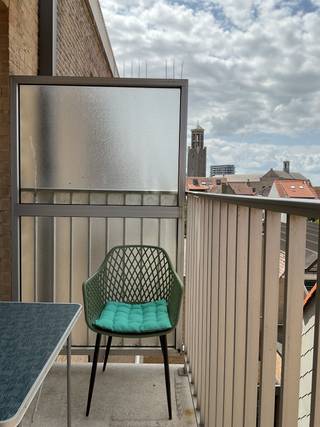 Instapklaar, recent ( bouwjaar 2005 ), gemeubeld appartement met open zicht op toplocatie. 2 slaapkamers, 2 badkamers, 2 toiletten en zuidwest gericht terras. Nieuwe Vaillant gascondensatieketel en nieuw ventilatiesysteem werden net geplaatst.