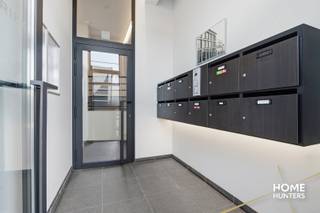 Dit ruime gelijkvloerse appartement met een bewoonbare oppervlakte van 121 m² biedt een aangename en praktische indeling.<br /><br />Via de inkomhal kom je terecht in de lichtrijke open leefruimte van maar liefst 57 m², bestaande uit een gezellige zithoek, eethoek en volledig geïntegreerde open keuken. Dankzij de grote raampartijen geniet je vanuit de volledige leefruimte van een mooi zicht op de aangename stadstuin. Daarnaast is er nog een extra terras aanwezig, ideaal om buiten te genieten.<br /><br />Aansluitend aan de keuken bevindt zich een praktische berging/wasplaats die zorgt voor extra opbergruimte en comfort.<br /><br />Via de aparte nachthal bereik je het gastentoilet, de ruime badkamer uitgerust met zowel een ligbad als een douche, en twee volwaardige slaapkamers.<br /><br />Ook is er nog een extra berging inbegrepen in het gebouw. <br /><br />Troeven:<br />✔ Gelijkvloers appartement van 121 m²<br />✔ Ruime leefruimte van 57 m²<br />✔ Extra bergruimte in het gebouw <br />✔ Stadstuin en extra terras<br />✔ Praktische berging/wasplaats<br />✔ Badkamer met bad én douche<br />✔ 2 volwaardige slaapkamersµ<br /><br />Het appartement is vrij vanaf 31/01/2027, de huidige eigenaars zijn een woning aan het bouwen.