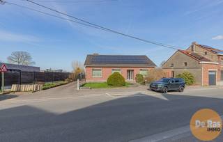 <br /><br />ERPE - Op een centrale ligging in Erpe bevindt zich deze zeer verzorgde en perfect onderhouden bungalow. De woning is gelegen op een mooi perceel met een mooie perceelbreedte en geniet achteraan van een open zicht op de velden, wat zorgt voor een aangename combinatie van rust en bereikbaarheid.<br /><br />Binnenin beschikt de woning over een mooie bewoonbare oppervlakte en een praktische indeling. Via de ruime inkomhal komt u in de lichtrijke woonkamer, die een gezellige leefruimte vormt. Aansluitend bevindt zich de aparte keuken met functionele inrichting. Verder zijn er drie slaapkamers, een badkamer en een apart gastentoilet. De veranda vormt een extra troef en biedt een aangename overgang naar de tuin. Daarnaast is er een inpandige garage aanwezig.<br /><br />Voor wie extra ruimte nodig heeft, is er bovendien een bijkomende garage met werkplaats, ideaal voor een hobbyist of kleine zelfstandige.<br /><br />Ook op vlak van energie scoort deze woning vrij goed. Zo zijn er maar liefst 36 zonnepanelen met groenestroomcertificaten en wordt de woning verwarmd via vijf warmtepompen (lucht-lucht). De ruime geïsoleerde zolder, bereikbaar via een vaste trap, biedt bovendien tal van uitbreidingsmogelijkheden. Verder is er nog een praktische voorraadkelder aanwezig.<br /><br />De prachtige tuinzone is een waar genot. Deze biedt veel ruimte en prachtig verzicht, ideaal voor tuin- en dierenliefhebbers.<br /><br />Tot slot geniet de woning van een gunstige ligging, vlakbij scholen, winkels, openbaar vervoer, belangrijke invalswegen en de E40.<br /><br />Bent u op zoek naar een ruime en comfortabele gezinswoning met heel wat mogelijkheden, prachtige tuinzone en binnen handbereik van alle voorzieningen, aarzel dan niet! Voor meer info of bezoek 053/60.65.60.<br /><br />De vermelde prijs is een richtprijs. Na ontvangst van de biedingen zal de verkoper beslissen of hij/zij de eigendom verkoopt aan het beste bod. De richtprijs is aldus niet bindend voor de verkoper.