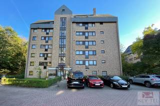 Instapklaar appartement van 46 m² met terras en parking, vlak bij Leuven<br />Op zoek naar een aangename woonplek met alle voorzieningen binnen handbereik? Dit charmante appartement in een goed onderhouden residentie met groene omgeving is dankzij de recente vernieuwingen meteen klaar voor zijn nieuwe bewoner.<br />Via de inkomhal met apart gastentoilet kom je in de open eet- en leefruimte, voorzien van een gloednieuwe keuken met inductiekookplaat, koelkast met vriesvakje en combi-microgolfoven. De muren werden pas geschilderd, wat zorgt voor een frisse en verzorgde uitstraling. Aansluitend bevindt zich het terras, waar je heerlijk kan genieten van een rustig moment in de buitenlucht.<br />Verder omvat het appartement één slaapkamer en een badkamer met douche. De aanwezige warmtepomp vormt een bijkomende troef op het vlak van wooncomfort.<br /><br />Ook de ligging is een pluspunt: je woont hier in een rustige buurt, omringd door groen, op korte afstand van winkels, scholen, sportfaciliteiten en openbaar vervoer. Het centrum van Leuven is bovendien vlot bereikbaar.<br />De belangrijkste troeven:<br />46 m² woonoppervlakte<br />Nieuwe keuken<br />Recent geschilderd<br />Verwarming via warmtepomp<br />Terras aansluitend op de leefruimte<br />Eén slaapkamer en badkamer met douche<br />Apart gastentoilet<br />Parkeergelegenheid voor het gebouw<br />Groene omgeving met Leuven vlakbij<br />Een uitstekende keuze voor een alleenstaande of een koppel dat op zoek is naar een praktisch ingericht appartement met hedendaags comfort en een vlotte bereikbaarheid.<br />EPC D<br />Onmiddellijk vrij.<br />Huur: €825/maand en €65 gemeenschappelijke kosten (hierin zit een voorschot op water inbegrepen)<br />Interesse? Contacteer ons gerust voor meer informatie of een bezoek ter plaatse! Verhuur @keytel.be