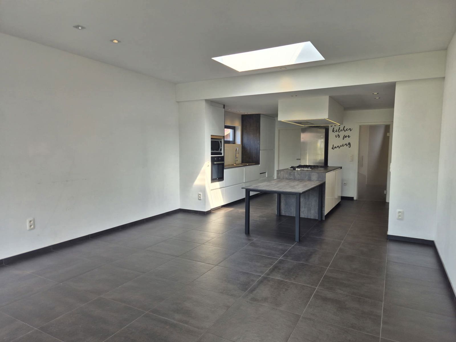 Halfopen bebouwing met 2 slaapkamers, tuin en garage - foto 2