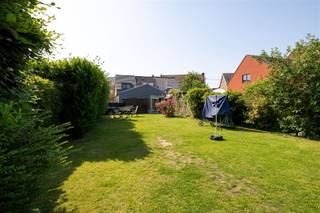 Gelegen in een rustig straatje, doch op wandelafstand van belangrijke verbindinswegen , scholen en openbaar vervoer, stellen wij u deze knusse woning voor met aangename grote tuin op 3are37. Deze woning bestaat uit een inkomhal, living / eetplaats met open keuken (36m2) en zicht op tuin, badkamer en 1 slaapkamer (9m2) op gelijkvloers. het verdiep herbergt een nachthal en 2 extra slaapkamers (17 en 9m2). Gezellige tuin met tuinhuis en servitude langs de buren met toegang tot straat. 1 parkingplaats voor de woning. EPC F 612 , pelletkachel ,dubbele beglazing PVC, elektriciteit conform. Te bezoeken