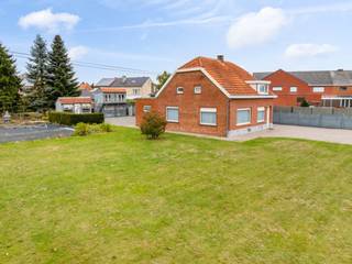 <h3><span>Te renoveren woning op ruim perceel van 1.307 m² te Haacht.</span></h3>
<p><span>Op zoek naar een woning die u volledig naar eigen smaak kunt renoveren? <br />Deze </span><strong><span>vrijstaande woning met 3 à 4 slaapkamers </span></strong>(momenteel één slaapkamer op gelijkvloers maar in te delen volgens behoefte van de nieuwe kopers)<span> is rustig gelegen op een mooi perceel van </span><strong><span>1.307 m²</span></strong><span> en biedt heel wat mogelijkheden voor wie ruimte en potentieel zoekt.</span></p>
<p><span>De woning bevindt zich </span><strong><span>achteraan op het perceel</span></strong><span> en is bereikbaar via een private oprit, wat zorgt voor de nodige rust en privacy.</span></p>
<p><span>Binnen beschikt de woning over een </span><strong><span>leefruimte van ca. 30 m²</span></strong><span>, keuken, ruime badkamer, <strong>3 à 4</strong> </span><strong><span>slaapkamers</span></strong><span> en een afzonderlijke bureauruimte van ca. 14 m². Ideaal voor wie thuis werkt of nood heeft aan een extra hobbyruimte.</span></p>
<p><span>Een bijkomende troef is de </span><strong><span>inpandige garage van ca. 30 m²</span></strong><span>. Daarnaast zijn er verschillende bijgebouwen aanwezig die momenteel dienstdoen als </span><strong><span>berging en atelier</span></strong><span>, waardoor ook buiten de woning heel wat praktische ruimte beschikbaar is.</span></p>
<p><span>De </span><strong><span>zuidgerichte tuin</span></strong><span> vormt zonder twijfel één van de sterke punten van deze eigendom. Dankzij het ruime perceel geniet u hier van een aangename groene omgeving en tal van mogelijkheden om een prachtige buitenruimte te creëren.</span></p>
<p><span>De woning dateert van 1957 en is </span><strong><span>te renoveren</span></strong><span>, maar vormt net daardoor een interessante basis voor wie op zoek is naar een eigendom die volledig naar eigen wensen en hedendaagse woonnormen kan worden ingericht.</span></p>
<p><strong><span>Troeven:</span></strong></p>
<ul>
<li><span>Vrijstaande woning</span></li>
<li><span>Perceel van </span><strong><span>1.307 m²</span></strong></li>
<li><span>Zuidgerichte tuin</span></li>
<li><span>3 à 4 slaapkamers + bureau</span></li>
<li><span>Inpandige garage van ca. 30 m²</span></li>
<li><span>Verschillende bijgebouwen/atelier</span></li>
<li><span>Private oprit</span></li>
<li><span>Rustige ligging</span></li>
<li><span>Veel renovatie- en inrichtingsmogelijkheden</span></li>
<li><span>mogelijkheid tot heropbouw conform voorschriften</span></li>
<li><span>Dubbele beglazing</span></li>
<li><span>EPC: </span><strong><span>557 kWh/m²/jaar</span></strong></li>
</ul>
<p><strong><span>Kortom: Een eigendom met bijzonder veel potentieel. <br />Ideaal voor wie niet bang is van renovatie en hier zijn eigen thuis van wil maken.</span></strong></p>
<p><span>Interesse? Neem gerust contact met ons op voor meer informatie of een bezoek ter plaatse.</span></p>