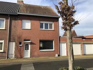 Volledig gerenoveerde en verzorgde gezinswoning gelegen op een rustige locatie in het centrum van Essen. De woning wordt betreden via de...