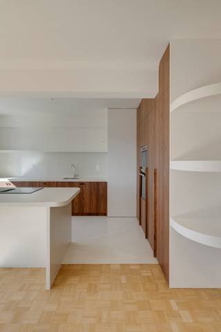 Dit prachtig gerenoveerde appartement is gelegen op de 8ste verdieping, midden in het centrum van Antwerpen, en biedt een uniek uitzicht op de Onze-Lieve-Vrouwekathedraal. Dankzij de hoge ligging geniet je bovendien van een uitzonderlijke lichtinval en een mooi open zicht over de stad.<br /><br />De ligging is bijzonder centraal: alle voorzieningen bevinden zich op wandelafstand, net als het Centraal Station van Antwerpen. Winkels, restaurants, cafés, cultuur en openbaar vervoer bevinden zich allemaal vlakbij.<br /><br />Het appartement combineert ruimte, licht en karakter met hedendaags wooncomfort. Bij het binnenkomen is er een zeer ruime vestiairekast. De leefruimte beschikt over een gezellige open haard met ingemaakte kasten en praktische boekenplankjes. De authentieke blokjesparket en mooie moulures aan de deuren geven het geheel extra charme en karakter.<br /><br />De moderne keuken vormt een echte blikvanger, met een afgerond keukeneiland in Mortex. De keuken is uitgerust met een oven, microgolfoven en koelkast met ruime diepvries en beschikt over bijzonder veel opbergruimte.<br /><br />Het appartement telt drie slaapkamers en beschikt over talrijke ingemaakte kasten in de nachthal. De badkamer is voorzien van een grote inloopdouche, dubbele lavabo en verwarmingselement. Het aparte toilet beschikt over een gezellige lavabo en extra kastruimte.<br /><br />Verder is er een aparte berging met aansluitingen voor wasmachine en droogkast. Daarnaast beschikt het appartement over een privatieve kelderberging, ideaal voor het stockeren van koffers en andere spullen.<br /><br />Voor extra comfort en veiligheid zijn er een veiligheidsdeur en videofoon aanwezig. Achteraan zijn bovendien rolluiken voorzien.<br /><br />Als extra troef is er de mogelijkheid om een garagebox aan te kopen voor €49.000, wat in deze centrale ligging een bijzonder praktische meerwaarde is.<br /><br />Is uw interesse gewekt? Voor meer informatie of een bezichtiging kunt u contact opnemen met HINTJENS.vastgoed via Sebastiaan@hintjens.eu of 0494 64 44 04.