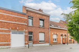 Ligging: gelegen in hartje centrum van Turnhout in een rustige straat vlakbij scholen, winkels, openbaar vervoer en met een vlotte verbinding naar autostrade E34.<br /><br />Omschrijving: <br />Deze stadswoning is ideaal voor handige harry's en klussers die een woning van beneden tot boven terug willen heropbouwen. De woning is centraal en rustig gelegen en beschikt reeds over een goede indeling maar moet volledig vernieuwd worden. <br />Op het gelijkvloers bestaat de woning uit een inkomhal, een ruime leefruimte met aansluitend een keuken en naastliggend de badkamer. Op de eerste verdiepingen vinden we 2 ruime slaapkamers en een vaste trap naar de zolder dewelke als ruime derde slaapkamer kan fungeren. <br />De woning is gelegen op een perceel van ca. 125m² en beschikt over een gezellige stadstuin.