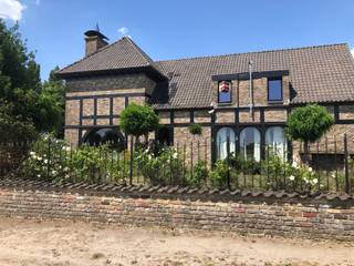 Totaal gerenoveerd (2025) instapklaar appartement 1v in landelijke omgeving gelegen tussen Sint-Gillis-Waas en sint-niklaas op domein Jaeghershof.<br />Woonkamer(39m2) met open keuken voorzien van alle comfort met zicht op weiden. Twee ruime slaapkamers(20 en 32m2) die eventueel kunnen ingericht worden als thuiswerk / slaap ruimte. Badkamer met douche , lavabo, spiegelkast, toilet, wasplaats en inbouwkasten. Nachthal en daghal met bibliotheek.<br />3 parkeerplaatsen, fietsen en moto stalling<br />Energetisch voorzien van alle moderne technologie: warmtepomp per ruimte, zonnepanelen(10kw), thuisbatterij(15kw) HR dubbel glas en extra isolatie.<br />Tuin met vijver, bbq tuinhuis en pergola.<br />Houdt U van paarden of natuur in een rustige omgeving dan is dit de ideale woning.<br />Geen maandelijkse kosten<br />Beschikbaar vanaf 1/1/2027