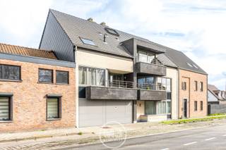 Bij het betreden van het appartement komt u in de inkomhal die toegang geeft tot de verschillende ruimtes. De open en ruime <strong>leefruimte</strong> geniet van veel <strong>natuurlijk licht</strong> en sluit mooi aan op de keuken, wat zorgt voor een aangename en gezellige leefomgeving.<br /><br />Het appartement beschikt over twee volwaardige slaapkamers en een badkamer. Daarnaast zijn er <strong>twee terrassen</strong> aanwezig waar u kan genieten van een moment van rust in de buitenlucht.<br /><br />Verder is er een garage inbegrepen, wat zorgt voor extra comfort en parkeergelegenheid. Ook zijn er twee praktische bergingen voorzien, ideaal voor extra <strong>opslagruimte</strong>.<br /><br />De maandelijkse <strong>gemeenschappelijke kosten</strong> bedragen €120.<br /><br />Dit appartement is ideaal voor wie op zoek is naar comfortabel wonen, met een vlotte bereikbaarheid naar omliggende gemeenten.<br /><br />Interesse? Contacteer ons voor meer informatie of een bezoek ter plaatse.