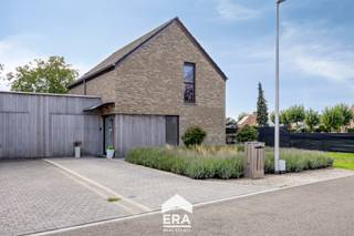 <p>Deze halfopen woning ligt in een rustige, doodlopende straat nabij het centrum van Peer. Wandelliefhebbers vinden hier volop mogelijkheden en ook scholen, winkels en horeca zijn vlot bereikbaar. Dankzij de goede verbindingen zijn ook Meeuwen, Bree, Hechtel en Pelt gemakkelijk te bereiken.</p>
<p>De woning dateert van 2016 en staat op een ruim perceel van 559 m². Binnen zijn er 3 slaapkamers (waarvan 1 met airco), een grote woonkamer met een airco, veel lichtinval en met zicht op de tuin. Een moderne keuken die mooi aansluit op de afgesloten tuin, aangrenzend aan de keuken is een berging voor extra opslagplaats. Verder is er een moderne badkamer met inloopdouche en een inpandige garage die momenteel handig dienstdoet als extra opslagruimte. In de tuin geniet je van veel zonlicht. De woning is instapklaar en beschikt bovendien over een gunstig EPC-label A, dit wil zeggen dat het energiezuinige woning is en er geen renovatieverplichting van toepassing is.<br /><br /><strong>Enkele troeven:</strong></p>
<ul><li><strong>Instapklaar:</strong> Een goede basis en moderne ruimtes zorgen ervoor dat je hier zonder grote werken kan intrekken.</li><li><strong>Energiezuinig:</strong> EPC-label A, dubbele beglazing en 16 zonnepanelen.</li><li><strong>Kindvriendelijke ligging:</strong> Gelegen in een doodlopende straat, dicht bij scholen, winkels, horeca en wandelroutes.</li></ul>
<p><br />Kom deze woning ontdekken en zie zelf het potentieel dat ze te bieden heeft. Neem contact op via impact@era.be of 089 46 48 63. Khaz helpt je graag verder</p>