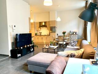 Dit zeer charmante appartement in het oud heren huis is gelegen in de mooiste winkelstraat van Gent, namelijk de Vlaanderenstraat. Wie wil hier nu niet wonen? Hier heeft u echt alles in de buurt. Autosnelweg, busverbinding (Zuid), shoppingcenter, historisch centrum van Gent, restaurants, terrasjes, winkels, bib, scholen, station, enz... U kan zowel de trap als de lift nemen naar de 2de verdieping waar het appartement zich bevindt. Van zodra u binnen komt voelt u de gezelligheid hangen. De 3 grote ramen die uitkijken op de Vlaanderenstraat bezorgen u veel lichtinval. De hoge plafonds geven een enorm ruimtegevoel. De woonkamer en open keuken vloeien in elkaar. De slaapkamer heeft ingemaakte kasten zodat u geen extra ruimte verliest. De badkamer heeft een mooie inloopdouche, lavabomeubel en toilet. Via de inkomhal kan u naar het kleine maar gezellige terrasje waar u in de zomer kan genieten en toch tot rust komen midden in de stad. Beneden aan de lift is er ook een fietsenstalling voorzien waar ook de meterkasten hangen. In de kelder heeft u een privé kelderruimte.Inschrijven voor bezoek via mail naar info@immo-home.be, geen telefonische inschrijvingen! Volg ons op Fb en Insta. Voor meer info: www.immo-home.be. GRATIS SCHATTING & GRATIS FINANCIEEL ADVIES