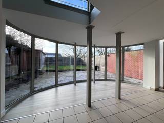 Deze verrassend ruime en lichtrijke woning met een bewoonbare oppervlakte van maar liefst 304 m² is gelegen in een aangename buurt in Zomergem,...