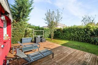 Woning met zeer mooie leefruimtes, uitstekend gelegen in een doodlopende straat.BEGANE GROND.Een hal die toegang geeft tot een kantoor, dat ook ideaal kan dienen als slaapkamer, een grote leefruimte met een woonkamer en een ruime, ingerichte keuken, een apart toilet, een ruime garage met plaats voor twee auto's.VERDIEPING.Een overloop die toegang geeft tot twee slaapkamers, evenals een badkamer met een bad, een douche, een wastafelmeubel en een toilet.ZOLDER.Een grote extra slaapkamer met een toilet en een wateraansluiting, ideaal om er een extra badkamer in te realiseren.BUITEN.Een terras dat uitkomt op een kleine tuin zonder inkijk, met een zeer gunstige ligging.