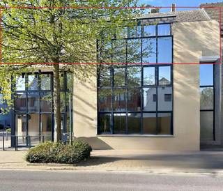 Idéalement situé à Jezus-Eik, spacieux et lumineux appartement de +/- 120m² au 2ème étage d'un bel immeuble construit en 2003. Proximité immédiate : commerces, restaurants, Basic Fit,  transports publics, E411 et parking public à +/- 40 mètres. Composition : hall d'entrée avec vestiaire, toilette séparée avec lave-mains, spacieux living et salle à manger avec cuisine ouverte équipée (+/-40m²) donnant accès au balcon, 2 chambres (+/-20m²/+/-13m²) avec placards intégrés, salle de bains, buanderie, grenier et cave privatifs. Bail de 9 ans en cours. Actuellement loué 775€/mois. Charges communes forfaitaires : 50 €/mois. EPC : B (140 Kwh/m²/an). Chauffage au gaz. Compteurs individuels. Electricité conforme. Amiante : non. P-score : A. G-score : A. Les renseignements et superficies sont donnés à titre indicatif et non contractuel.