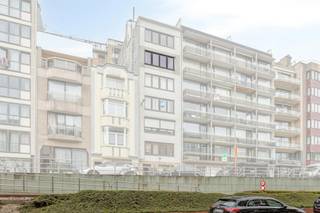 Op zoek naar een droomplek aan de Belgische kust? Aan de bekende Graaf Jansdijk vind je dit gezellige appartement dat je nu kan kopen. Hoewel het pand momenteel verhuurd is en daardoor onmiddellijk rendement oplevert, vormt het evengoed de perfecte uitvalsbasis voor vaste eigen bewoning of als zalig vakantieappartement in Blankenberge. De verkoop van dit eigendom biedt dus zeer flexibele mogelijkheden voor iedereen die interessant vastgoed zoekt aan zee.<br /><br />Indeling van het appartement:<br /><br />- Inkomhal<br />- Lichtrijke leefruimte met nieuwe ramen (2026)<br />- Functionele keuken<br />- Praktische berging<br />- Twee volwaardige slaapkamers<br />- Comfortabele badkamer<br />- Aangenaam terras achteraan het gebouw<br /><br />Dankzij de centrale ligging in Blankenberge geniet je volop van alles wat de bruisende kust te bieden heeft. De zeedijk, het strand en tal van gezellige horecazaken liggen op wandelafstand van het gebouw. Het appartement dat te koop staat, kent bovendien een uiterst vlotte bereikbaarheid via het station van Blankenberge en diverse belangrijke invalswegen. Alle dagelijkse voorzieningen, zoals lokale winkels en supermarkten, bevinden zich vlakbij. Wie een eigen stek overweegt of een comfortabele thuis zoekt om te kopen, doet met dit appartement in het levendige Blankenberge gegarandeerd een fantastische aankoop.<br /><br />Bestuursmaatregelen in het maatregelenregister: nee