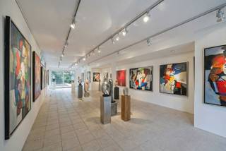 <p><span>Commercieel gelijkvloers met veel potentieel te koop in hartje Mariaburg (Ekeren)!</span></p><p><span>Op zoek naar een plek met karakter en véél mogelijkheden voor jouw zaak of investering?<br />In het charmante centrum van Mariaburg vind je dit gelijkvloers pand boordevol potentieel.</span></p><p><span>Met een beetje eigenheid maak je er helemaal jouw eigen stek van perfect voor wie zijn zaak op maat wil inrichten.</span></p><p><span>* Tal van invullingen mogelijk van winkel tot kantoor of praktijkruimte<br />* Elektriciteit is conform &amp; het pand is asbestvrij<br />* Inclusief tuin, berging én handige achteringang</span></p><p><span>Een toffe locatie met veel passage en zichtbaarheid, ideaal om jouw commerciële dromen waar te maken!</span></p><p><span>Zin om er iets moois van te maken?<br />Contacteer ons snel voor meer info of een bezoek ter plaatse.</span></p><p><span>Bestuursmaatregelen in het maatregelenregister: nee</span></p>