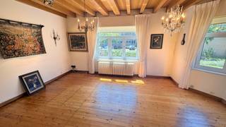 Instapklare villa gelegen in de Dumontwijk in De Panne.<br /><br />Gelijkvloers met inkomhal, toegang naar de ruime kelder, apart toilet, ruime open keuken, living en tussenruimte. Bovenverdiep heeft 2 slaapkamers, een waskamer en voorzien van een ruime badkamer met bad, toilet en 2 wastafels.<br />Deze villa heeft een verzorgde tuin, een garage en staanplaats voor de garage.<br /><br />EPC: 293kWh/(m² jaar) - Label C<br /><br />Meer info en documenten op www.immodepanne.be