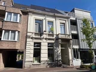 KARAKTERVOL DUPLEX-APPARTEMENT MET 2 SLAAPKAMERS IN HET HART VAN ARENDONK.Via de inkom bereiken we de eerste verdieping, waar de gezellige open...