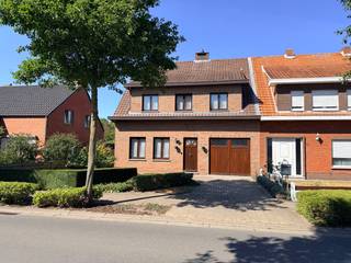 <br />Halfopen bebouwing gelegen vlakbij het centrum van Essen-Wildert. Het bos "Wildertse duintjes" is vlakbij gelegen. <br />•4 Slaapkamers<br />•1 badkamer met bad, douche, wc en dubbele <br /> lavabo. <br />•Woonkamer met ingebouwde kachel en open <br /> keuken met vernieuwde toestellen. <br />•Apart gastentoilet<br />•Inpandige garage<br />•2 grote bergruimtes incl. aanrecht met spoelbak<br />•Aangelegde tuin die volledig omheind is<br />•Carport met toegang via een certitude weg.<br />•Tuin te bereiken via zijkant van de woning. <br />•Serre<br />•2 Tuinhuizen<br />•Grote zolder<br />•Alle ramen zijn voorzien van rolluiken<br />