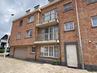 Dit appartement is gelegen op de tweede verdieping van een mooie residentie vlakbij het centrum van Geel.Via de lift bereiken we de tweede verdieping...