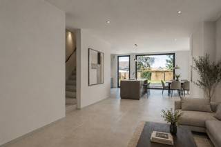 <p>Deze energiezuinige nieuwbouwwoning ligt in het centrum van Peer, op een vlotte locatie met alle dagelijkse voorzieningen binnen handbereik. Dankzij de westelijke oriëntatie geniet je hier van aangenaam veel lichtinval, terwijl de onderhoudsvriendelijke tuin zorgt voor extra comfort.</p>
<p>Het gaat om een halfopen bebouwing uit 2025 op een perceel van 275 m². De woning beschikt over 3 slaapkamers en kan volledig afgestemd worden op de wensen van de koper: casco, casco+ of volledig afgewerkt. Zo krijg je de kans om zelf mee te bepalen hoe jouw nieuwe thuis eruit zal zien.<br /><br /><u>Bovendien komt deze woning onder specifieke voorwaarden in aanmerking voor het gunstige btw-tarief van 6%.</u></p>
<p><strong>Enkele troeven:</strong></p>
<ul><li><strong>EPC:</strong> Energiezuinige nieuwbouwwoning met EPC-label A</li><li><strong>Inrichting:</strong> 3 volwaardige slaapkamers in een praktische halfopen bebouwing</li><li><strong>Afwerking:</strong> Keuze tussen casco, casco+ of volledig afgewerkte oplevering</li><li><strong>Mogelijkheid tot personaliseren:</strong> Lastenboek en prijsopties raadpleegbaar via de makelaar</li></ul>
<p>Benieuwd naar de afwerkingsmogelijkheden bij deze nieuwbouwwoning? Maak gerust een afspraak via impact@era.be of 089 46 48 63, Lander helpt je graag verder!</p>