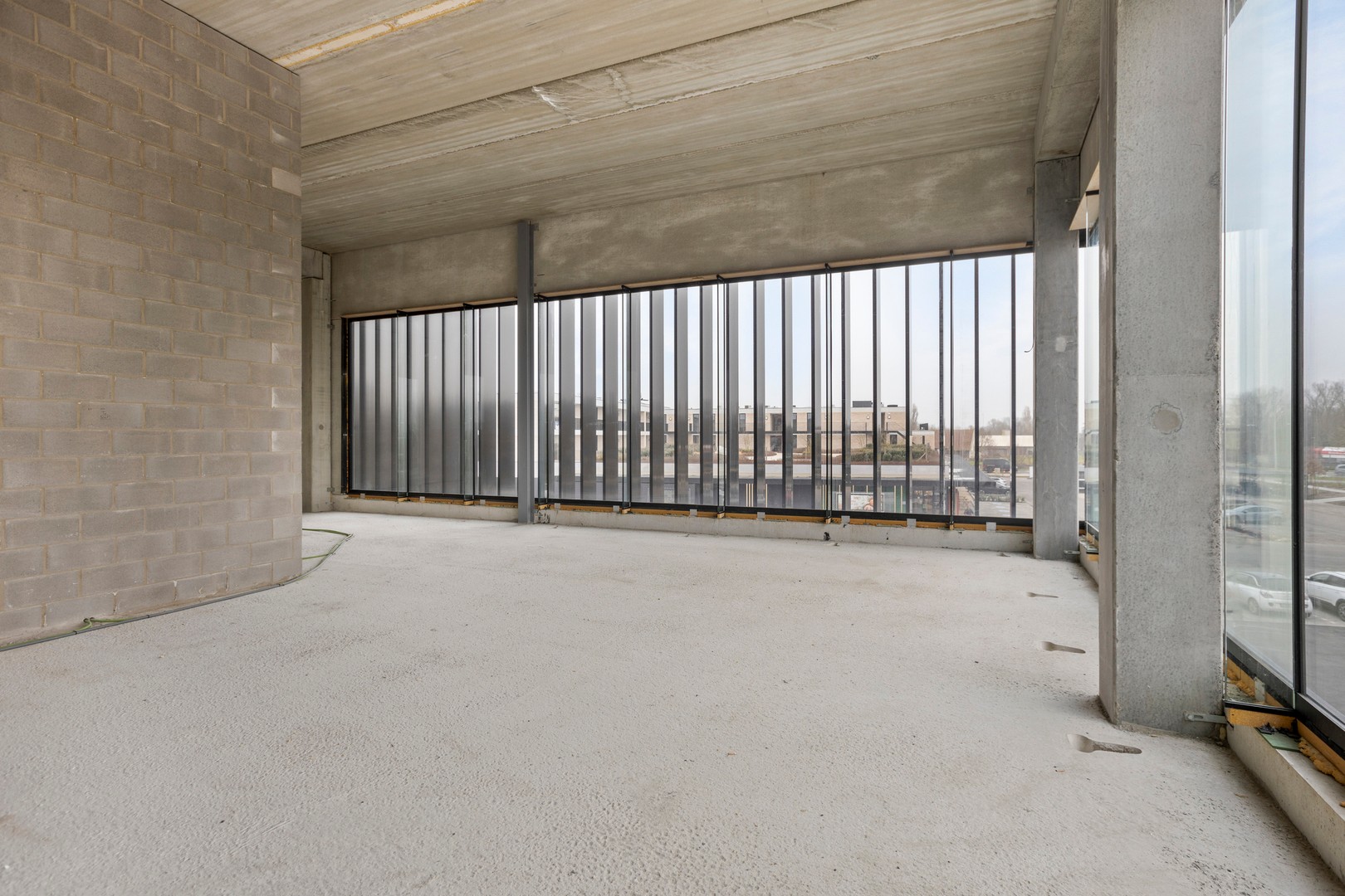 Kantoorruimte te huur op een zichtlocatie aan belangrijke invalswegen te Veurne - foto 3