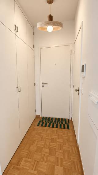 Wonen in het levendige Mortsel heeft heel wat troeven: je hebt alles binnen handbereik en je bent met het openbaar vervoer zo in de stad of neem je de trein naar je werk. Deze ruime te moderniseren, energiezuinige studio is uitstekend ingedeeld: inkomhal met bergkasten, ruime badkamer en aparte keuken, een lichtrijke woonkamer van ca. 30m² welke mogelijks nog van een aparte slaaphoek kan worden voorzien. Groot zonneterras met wijds zicht. Kelderberging. Met een beetje creativiteit maak je hier je eigen thuis. Tevens interessant als investering: momenteel stabiel huurinkomsten en prima huurrendement.