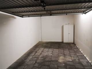<p><span>Ondergrondse garagebox met afstandsbediening te Fruithoflaan! </span></p><p><span>Deze garagebox werd recent opgewaardeerd, is centraal gelegen en beschikt over een automatische poort met afstandsbediening. </span></p><p><span>Dit ondergrondse garagecomplex telt 3 toegangen met badgesysteem en camerabewaking, waarvan 2 via de Fruithoflaan, de derde situeert zich op de Roderveldlaan. </span></p><p><span>De garagebox is onmiddellijk beschikbaar!</span></p><p><span> </span></p><p><span>Afmetingen:</span></p><p><span>Diepte: 5,95m </span></p><p><span>Breedte: 3m</span></p><p><span>Hoogte: 2,02m</span></p><p><span> </span></p>
