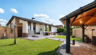 Ruime open bebouwing met 200m² + volledige kelder en prachtige tuin in Spalbeek<br /><br />📍 Spalbeek/Kermt – Rootstraat 50<br />💰 Vraagprijs: €545.000 - lichte marge voor onderhandeling mogelijk<br /><br />✨ Troeven in één oogopslag:<br /><br />✔️ 200 m² bewoonbaar oppervlak<br />✔️ Volledig onderkelderd (200 m² extra ruimte!)<br />✔️ Perceel van 12 are (hoekligging)<br />✔️ Instapklaar en deels gerenoveerd<br />✔️ Prachtige tuin met BBQ-kiosk<br />✔️ EPC C – conforme elektriciteit – asbestvrij<br /><br />🏠 De woning<br /><br />Ruime vrijstaande bungalow (1982) met alle leefruimtes op het gelijkvloers — ideaal voor comfortabel wonen.<br />De woning werd deels vernieuwd tussen 2017 en 2023 en is goed onderhouden.<br /><br />Indeling:<br />Lichtrijke woonkamer met gezellige zithoek<br />Grote, vernieuwde keuken met veel opbergruimte<br />3 slaapkamers (waarvan 1 momenteel bureau)<br />Moderne badkamer met inloopdouche<br />Apart gastentoilet<br /><br />📦 Extra troef: volledige kelder (200 m²)<br />Ideaal als hobbyruimte, opslag, werkplaats of uitbreiding van de leefruimte.<br /><br />🌿 Buitenruimte<br /><br />Zeer verzorgde tuin met:<br />BBQ-kiosk<br />Sfeerverlichting<br />Borrelstenen<br />Terras en extra uitbreidingsmogelijkheden<br />Perfect voor ontspanning en gezellige momenten met familie en vrienden.<br /><br />🚗 Praktisch<br /><br />Losstaande garage + carport<br />Oprit voor meerdere wagens<br />Rustige ligging, vlakbij winkels, scholen en autosnelweg<br /><br />📞 Interesse?<br />Contacteer Mirella Bosch – 0479736055 voor een bezoek.<br /><br />🚫 Makelaars niet gewenst<br /><br />